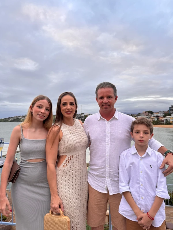 O dono da Riviera Construtora Macksandre Boldrini com a esposa Daiane e os filhos Lavínia e João