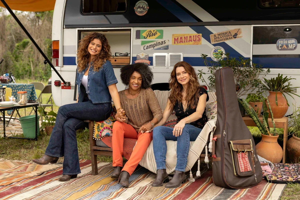 Os shows itinerantes da Caravana da Zu. Janete (Letícia Spiller), Zuzu (Elisa Lucinda) e Agrado (Isadora Cruz).