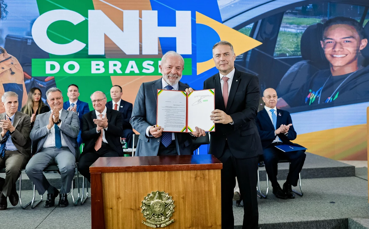 Presidente da República, Luiz Inácio Lula da Silva, e ministro dos Transportes,Renan Filho, durante a cerimônia de anúncio da CNH do Brasil. 