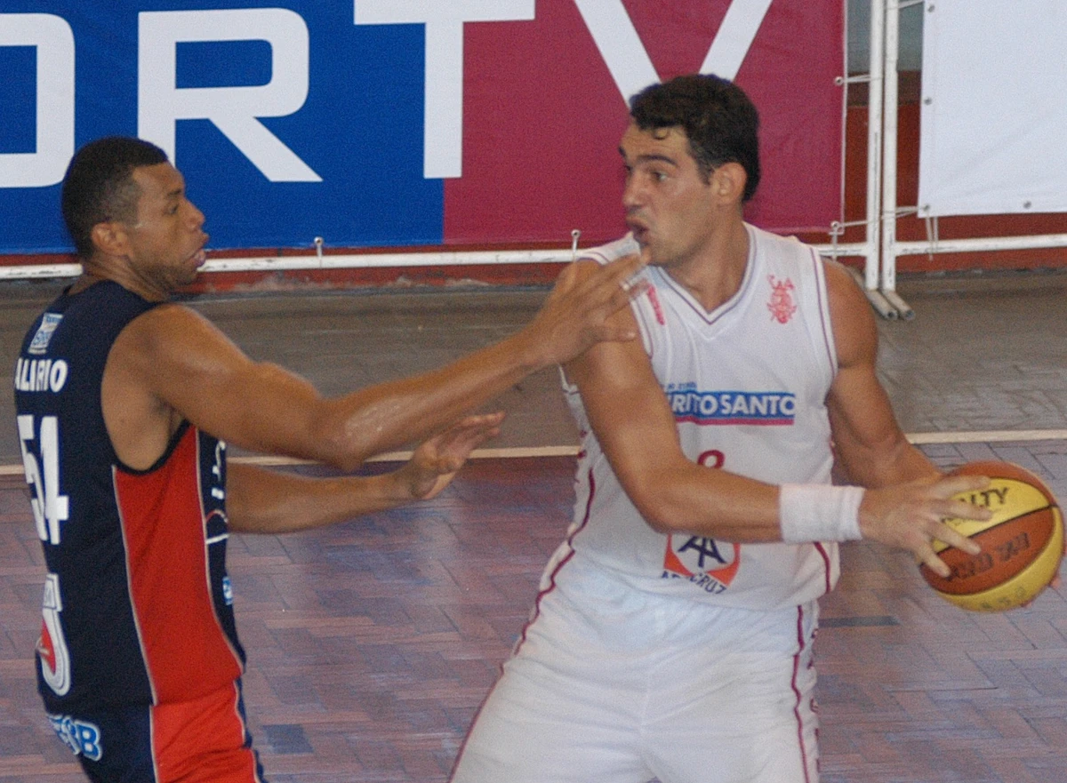Sandro Varejão disputa a bola com jogador do Universo, durante o jogo válido pelo Campeonato Nacional de Basquete 2007