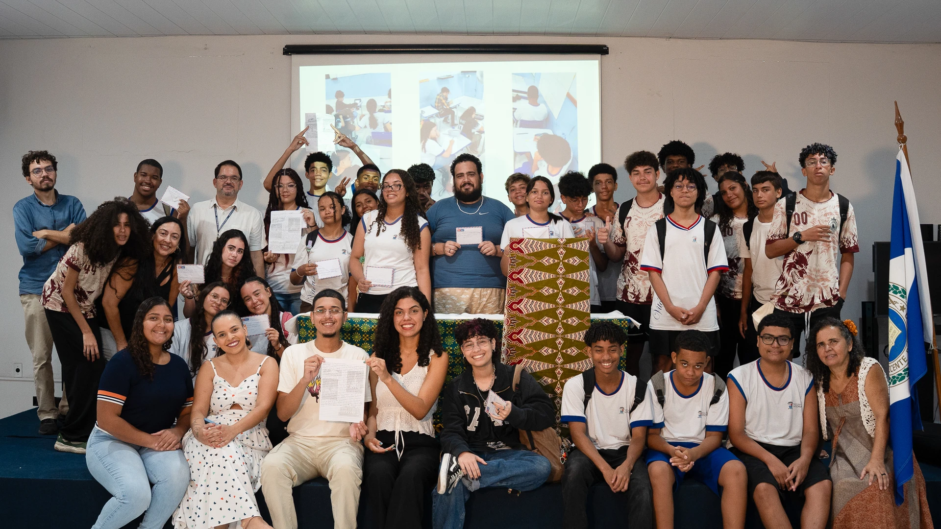 Estudantes da EMEF São Vicente de Paulo, em Vitória, trocam cartas com estudantes de Moçambique, na África