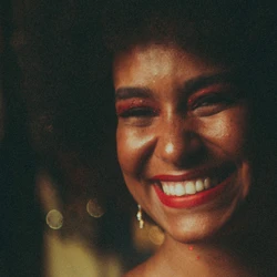 Amanda Luzia no espetáculo "Depois eu volto"