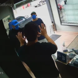 Assalto ocorreu na manhã desta quarta-feira (10) e durou cerca de 2 minutos; na fuga, a dupla deixou cair parte das joias subtraídas da loja