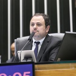 Uma emenda propondo a suspensão em vez da cassação do mandato foi proposta pelo Partido dos Trabalhadores (PT). A punição mais branda recebeu apoio de 318 deputados.