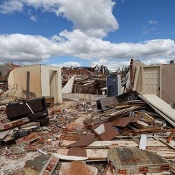 Climatologistas ouvidos pela BBC afirmam que intensidade dos ciclones, incomuns para essa época do ano, estão relacionadas ao aquecimento do planeta