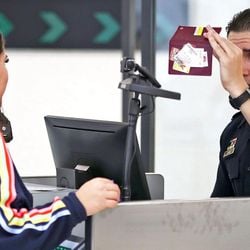 Proposta afetaria pessoas de dezenas de países, como Reino Unido, Japão e França, que não precisam de visto para visitar o país