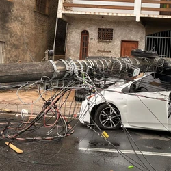 Acidente na madrugada desta quarta-feira (10) interditou totalmente a rodovia durante no início da manhã; condutor estava sozinho no veículo e não se feriu