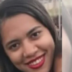 A vítima estava dormindo ao lado dos dois filhos quando foi assassinada; o principal suspeito do crime é o ex-marido dela, que não foi localizado pela polícia