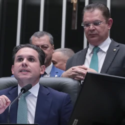 Votação ocorreu na madrugada. Proposta será enviada para votação no Senado