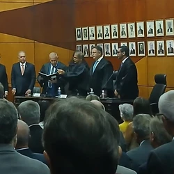 Desembargador Namyr Carlos de Souza Filho se emocionou durante o discurso, ao relembrar a trajetória até chegar à presidência do Tribunal Eleitoral