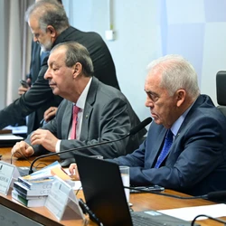 PEC diminui jornada de trabalho de 44 horas para 36 horas semanais e determina dois dias de descanso; proposta estipula transição ao longo de cinco anos