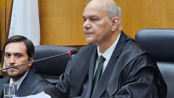 Desembargador Namyr Carlos de Souza Filho se emocionou durante o discurso, ao relembrar a trajetória até chegar à presidência do Tribunal Eleitoral