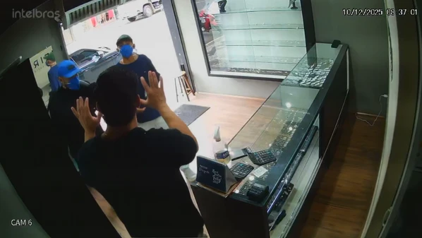 Assalto ocorreu na manhã desta quarta-feira (10) e durou cerca de 2 minutos; na fuga, a dupla deixou cair parte das joias subtraídas da loja