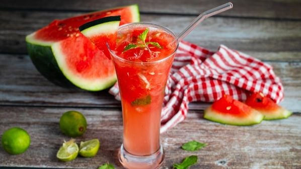 Nutricionista ensina receitas saborosas e refrescantes que hidratam o corpo nos dias quentes