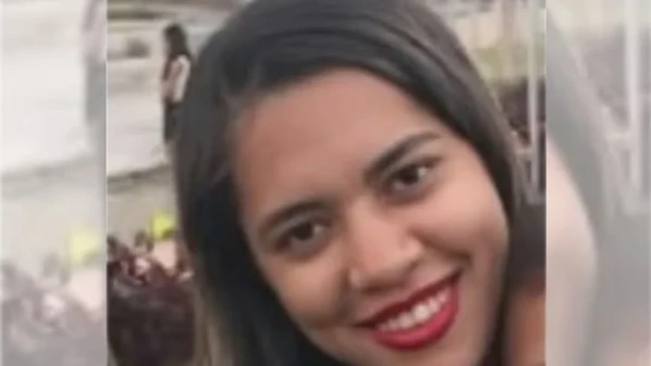 A vítima estava dormindo ao lado dos dois filhos quando foi assassinada; o principal suspeito do crime é o ex-marido dela, que não foi localizado pela polícia