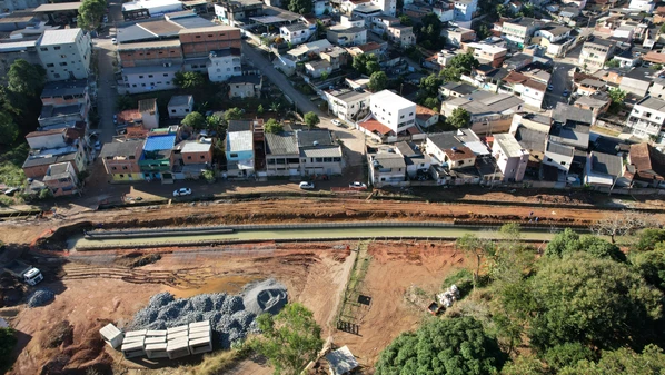 Com grandes investimentos anunciados para os próximos anos, a Prefeitura de Aracruz, no Norte do Espírito Santo, está realizando obras de melhorias na cidade, incluindo saneamento, áreas de lazer e pavimentação de vias