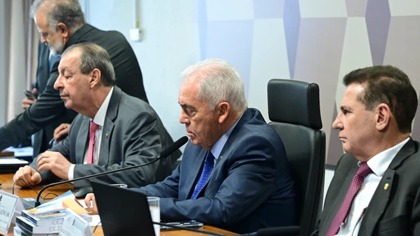 PEC diminui jornada de trabalho de 44 horas para 36 horas semanais e determina dois dias de descanso; proposta estipula transição ao longo de cinco anos