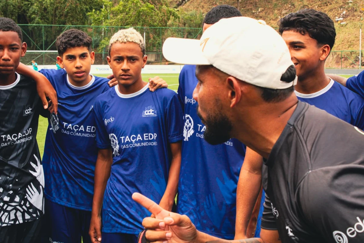 Ailton Ferreira, treinador de Adalberto Simão Nader, passa orientações à equipe