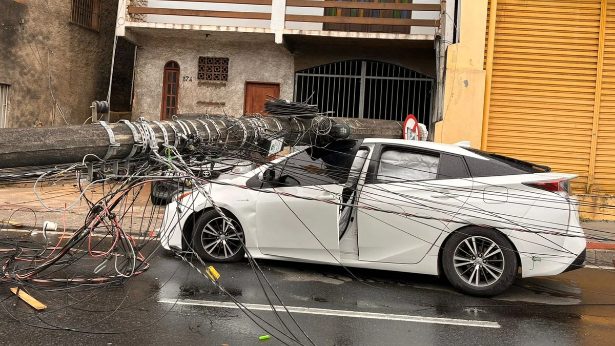 Carro bate e derruba poste na Avenida José Sette, em Cariacica