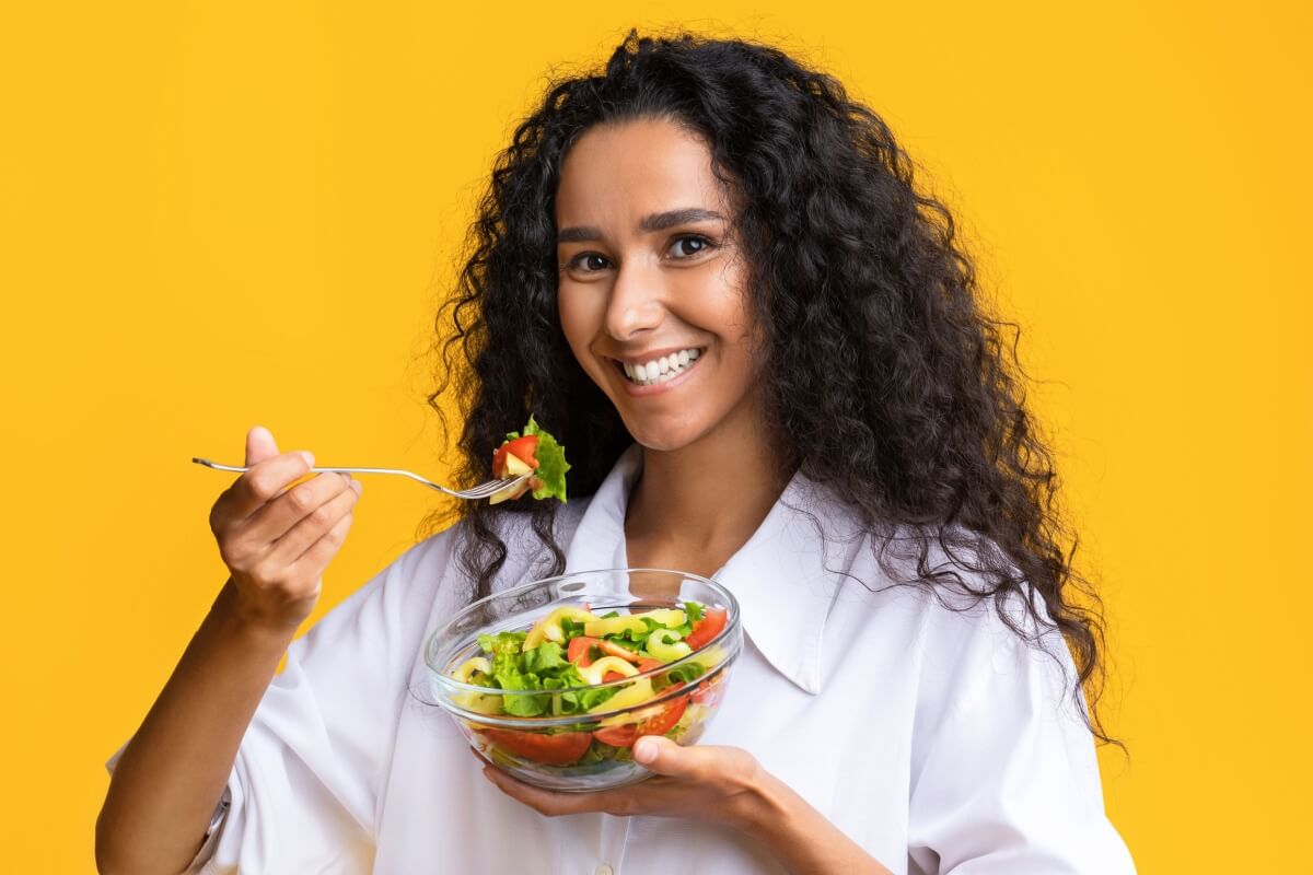 A relação entre alimentação, hormônios e energia evidencia que uma dieta organizada é indispensável para preservar a saúde feminina e o bem-estar (Imagem: Prostock-studio | Shutterstock)
