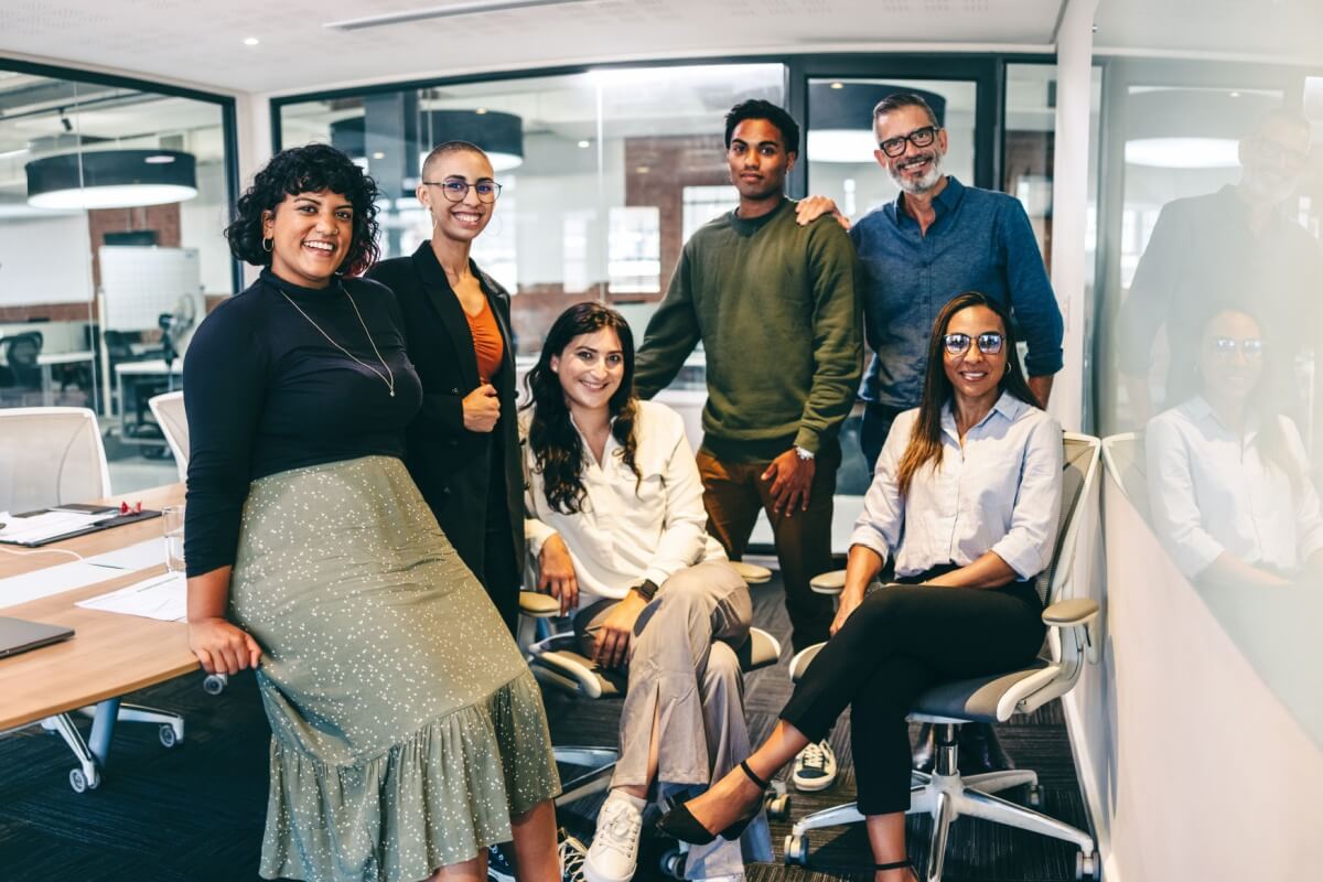 Ambientes de trabalho saudáveis estimulam melhores resultados, fortalecem o engajamento e aumentam o bem-estar das equipes (Imagem: Jacob Lund | Shutterstock)