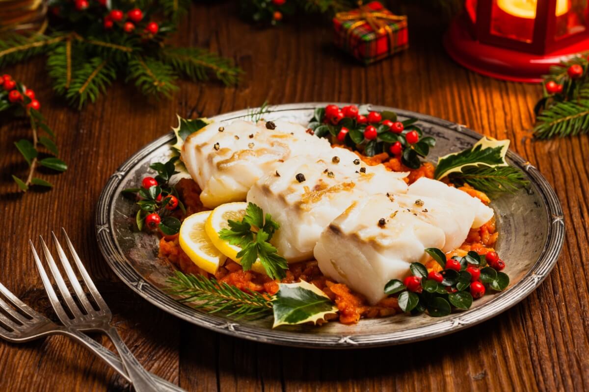 Bacalhau ao forno sobre refogado de tomate (Imagem: gkrphoto | Shutterstock)