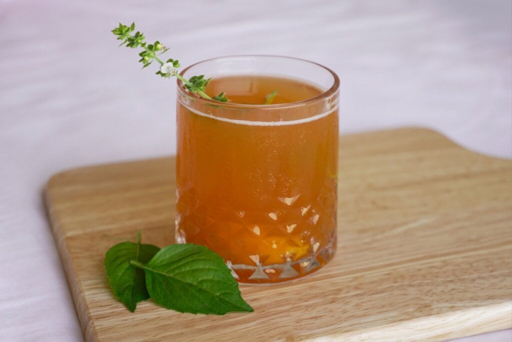 Chá gelado de pêssego e manjericão (Imagem: Tran Thu Hang | Shutterstock)