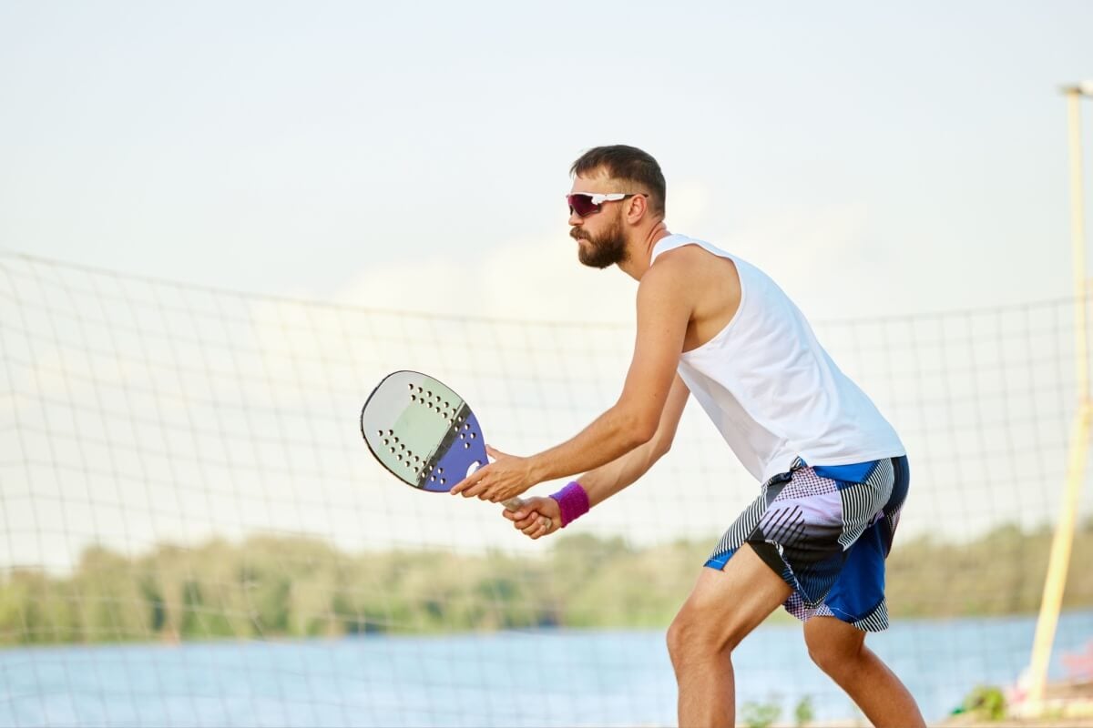 Cuidados básicos tornam o beach tennis mais seguro e reduzem o risco de lesões (Imagem: Master1305 | Shutterstock)