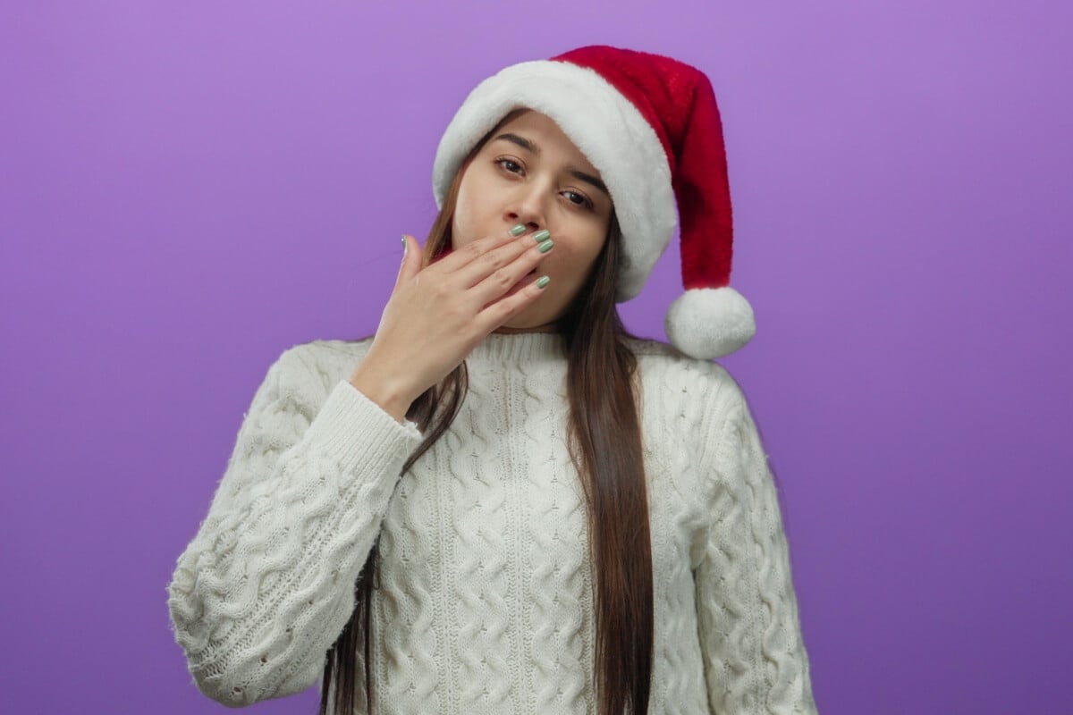 O cansaço que se intensifica em dezembro reflete o acúmulo de pressões emocionais, sociais e físicas ao longo do ano (Imagem: Krakenimages.com | Shutterstock)