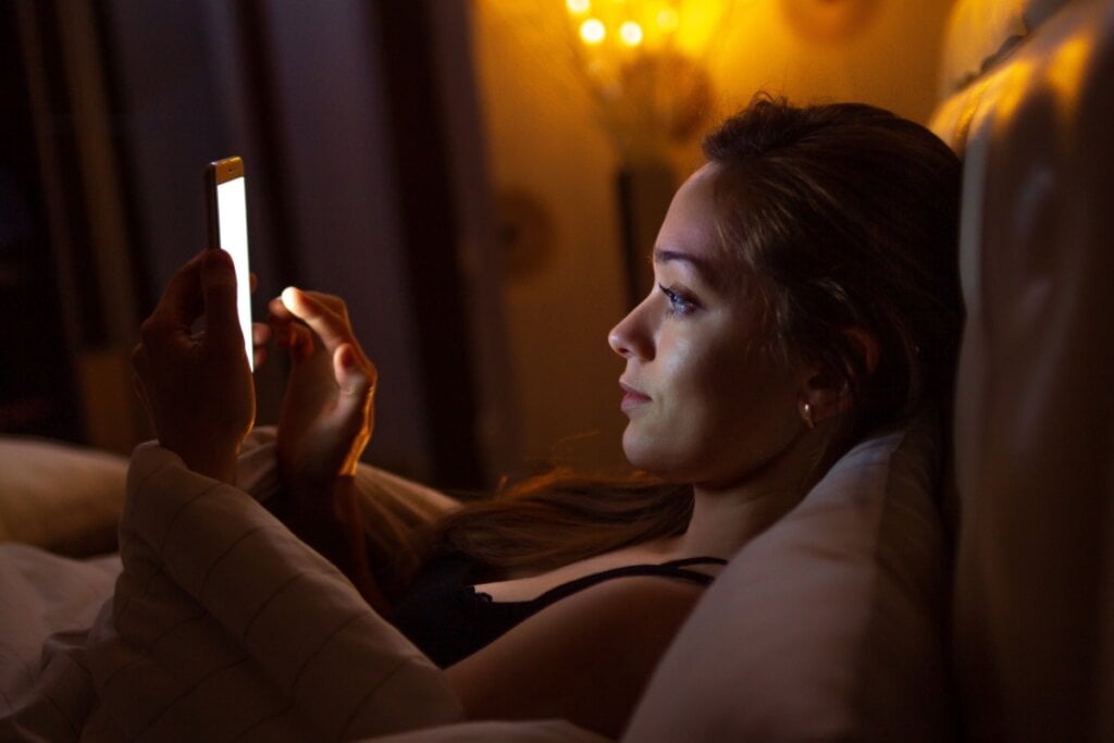 O excesso de notificações, mensagens e estímulos amplia o desgaste mental no fim do ano (Imagem: goffkein.pro | Shutterstock)