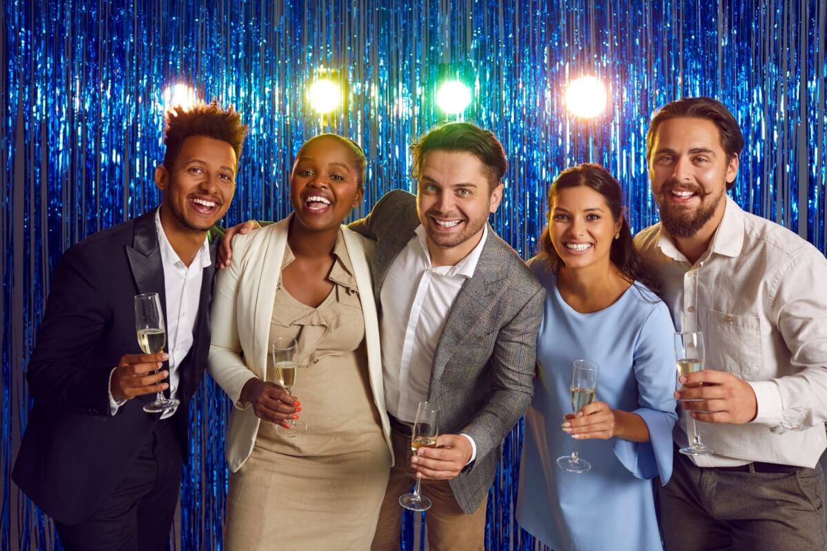 Preparar as festas corporativas cuidadosamente ajuda a garantir que elas sejam realmente positivas para os colaboradores (Imagem: Studio Romantic | Shutterstock)