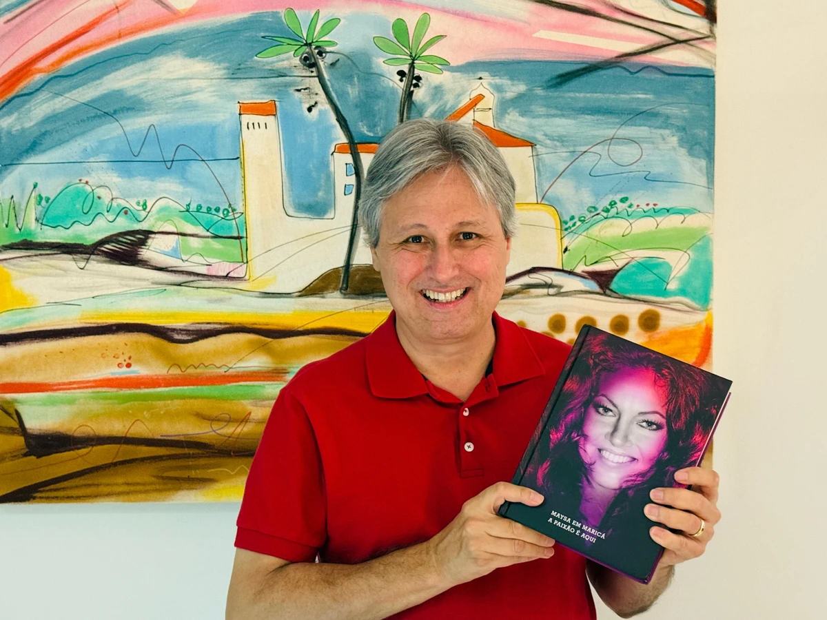 José Roberto Santos Neves com o livro de 712 páginas que celebra a vida e obra da cantora
