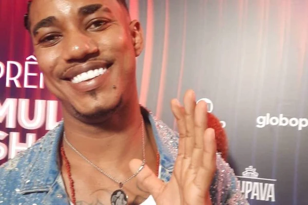 Kanalha exibe cordão com foto de Preta Gil