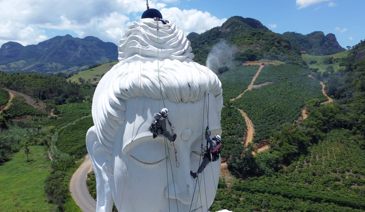 Kärcher dá início à limpeza da gigantesca estátua de Buda em Ibiraçu