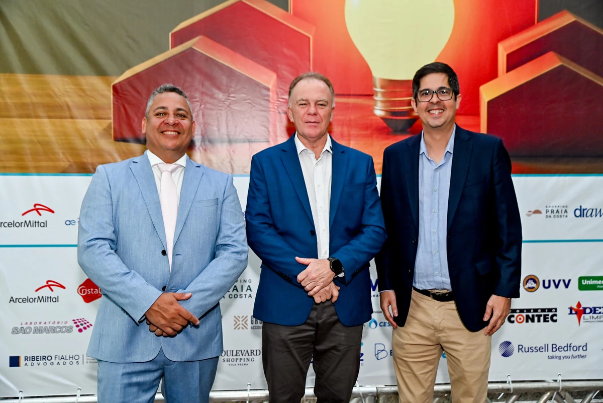 O Sec de Sejus Rafael Pacheco, o governador Renato Casagrande e o presidente da Assevila Thomaz Tommasi