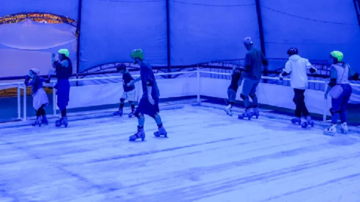 Pista de patinação no gelo instalada na Vila de Natal da Praça do Papa, em Vitória, foi fechada nesta quarta-feira (10)