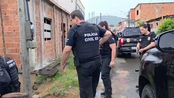 Políciais civis durante cumprimento de mandados na Operação Canaã