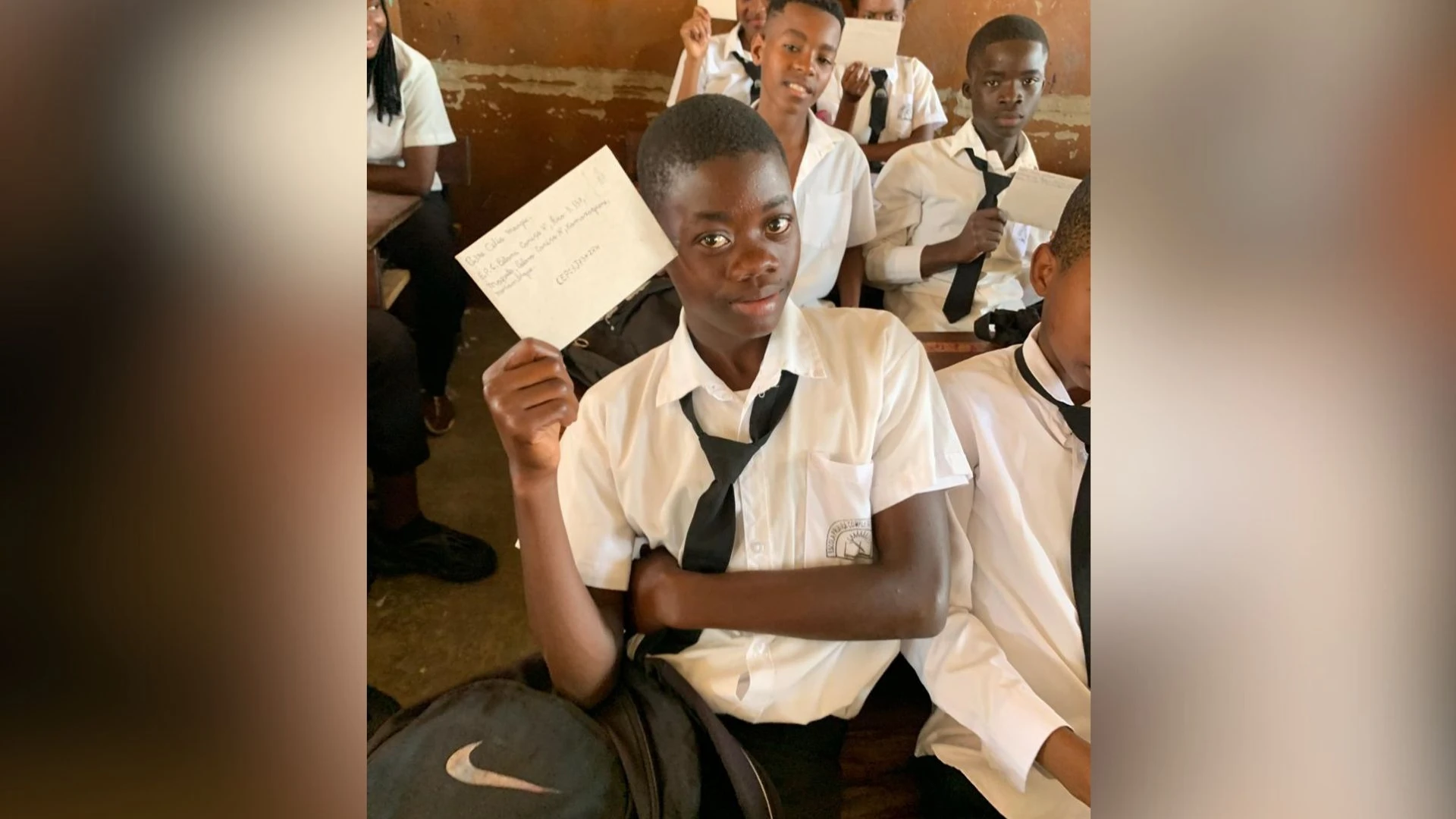 Aluno de Moçambique com carta enviada por aluno capixaba 