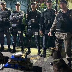 Entorpecentes estavam enterrados em uma área utilizada por traficantes do bairro Hélio Ferraz; suspeito de 18 anos foi detido