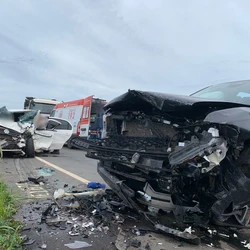 Um dos motoristas disse que perdeu o controle na curva e bateu de frente com o outro veículo, na manhã desta quinta-feira (11)