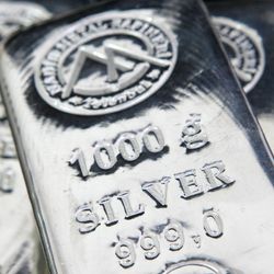 O preço do metal precioso ultrapassou US$ 60 por onça pela primeira vez na história.