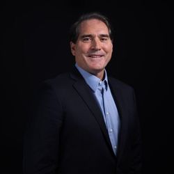 Henrique Braun é o atual diretor de operações da empresa, onde ingressou como trainee em 1996