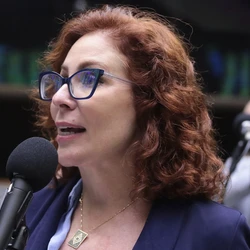 Presa na Itália desde julho, deputada aguarda processo de extradição ao Brasil; parlamentar foi condenada à perda de mandato pelo STF, mas deputados votaram para salvá-la