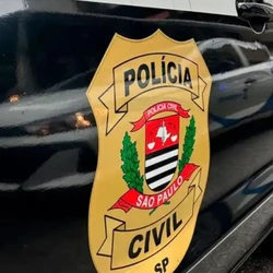 A denúncia foi feita por outro homem que também mantinha um relacionamento com a mãe da criança; os indícios dos abusos estavam no celular da mãe