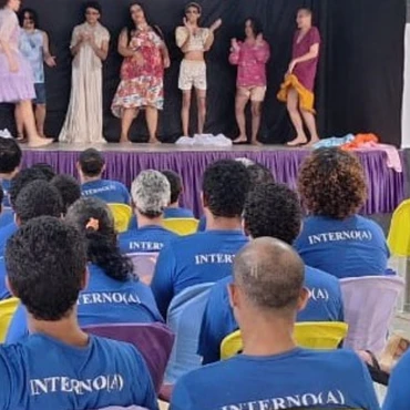 Imagem - Internos e internas LGBTQIA+ apresentam peça teatral em unidade prisional