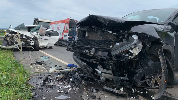 Um dos motoristas disse que perdeu o controle na curva e bateu de frente com o outro veículo, na manhã desta quinta-feira (11)