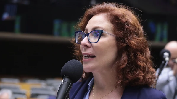 Presa na Itália desde julho, deputada aguarda processo de extradição ao Brasil; parlamentar foi condenada à perda de mandato pelo STF, mas deputados votaram para salvá-la