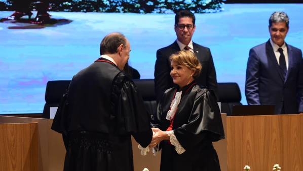 Sua eleição não é simbólica apenas pelo ineditismo; ela reafirma que competência, liderança e preparo não têm gênero — mas diversidade faz diferença