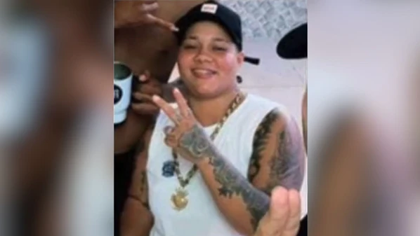 Segundo o boletim de ocorrência da Polícia Militar, a vítima, identificada como Karolayne da Conceição, teria ligação com o tráfico de drogas