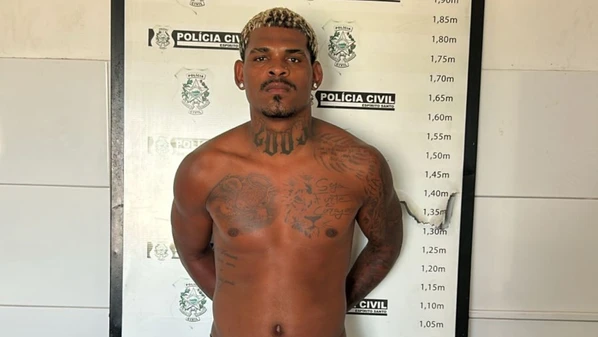 Um homem de 22 anos e um adolescente de 15 foram localizados e detidos; um terceiro envolvido é procurado pelo crime, que culminou no roubo de cerca de R$ 140 mil